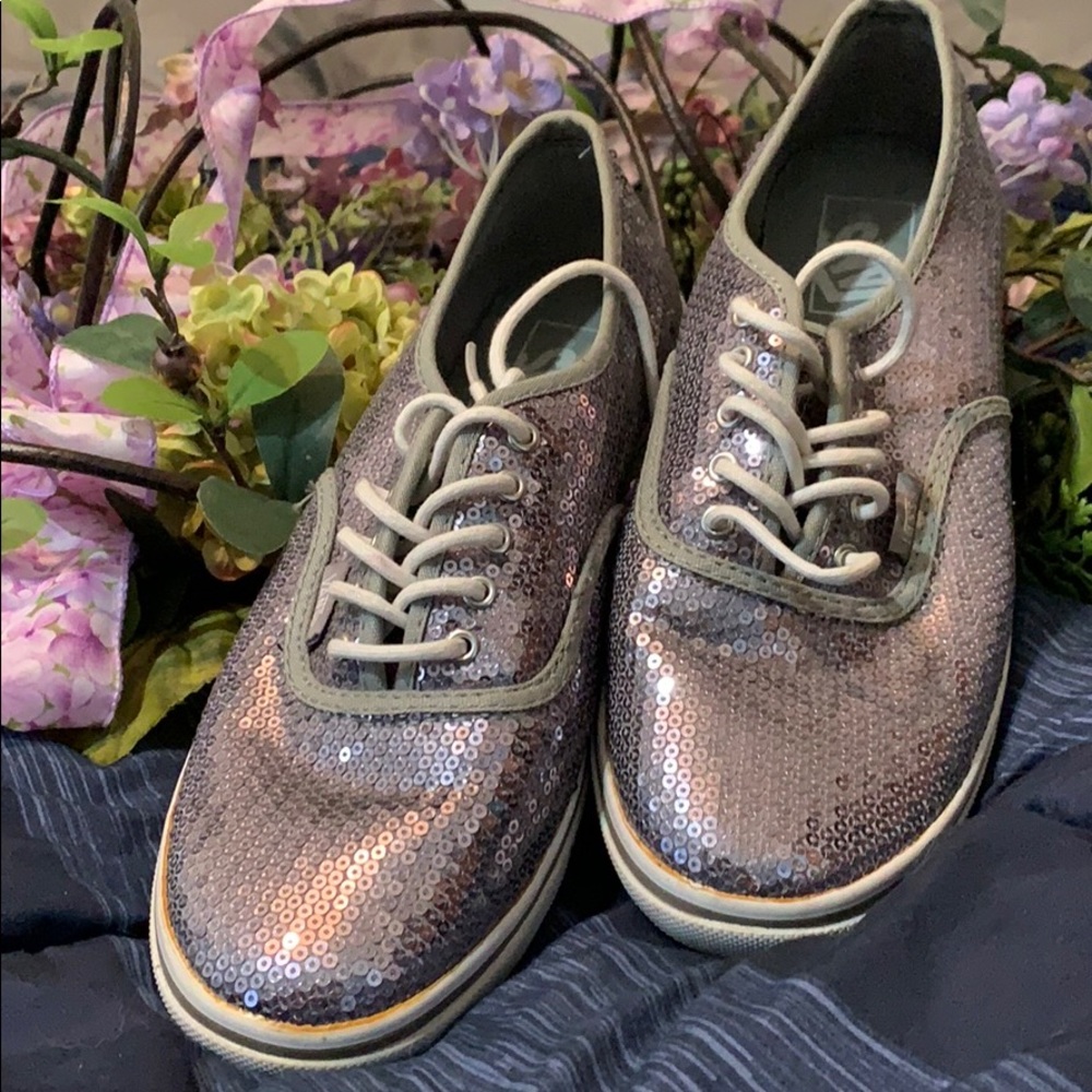 Vans men’s size 7 women’s 8.5 silver sequence